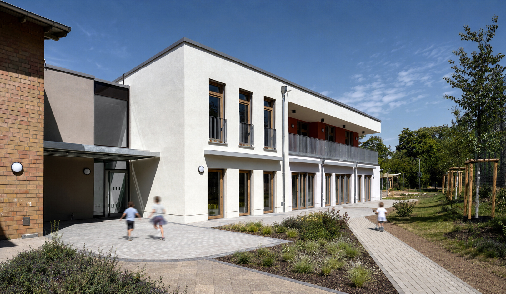 Gartenansicht mit Erweiterungsbau und Anschluss an den Bestand