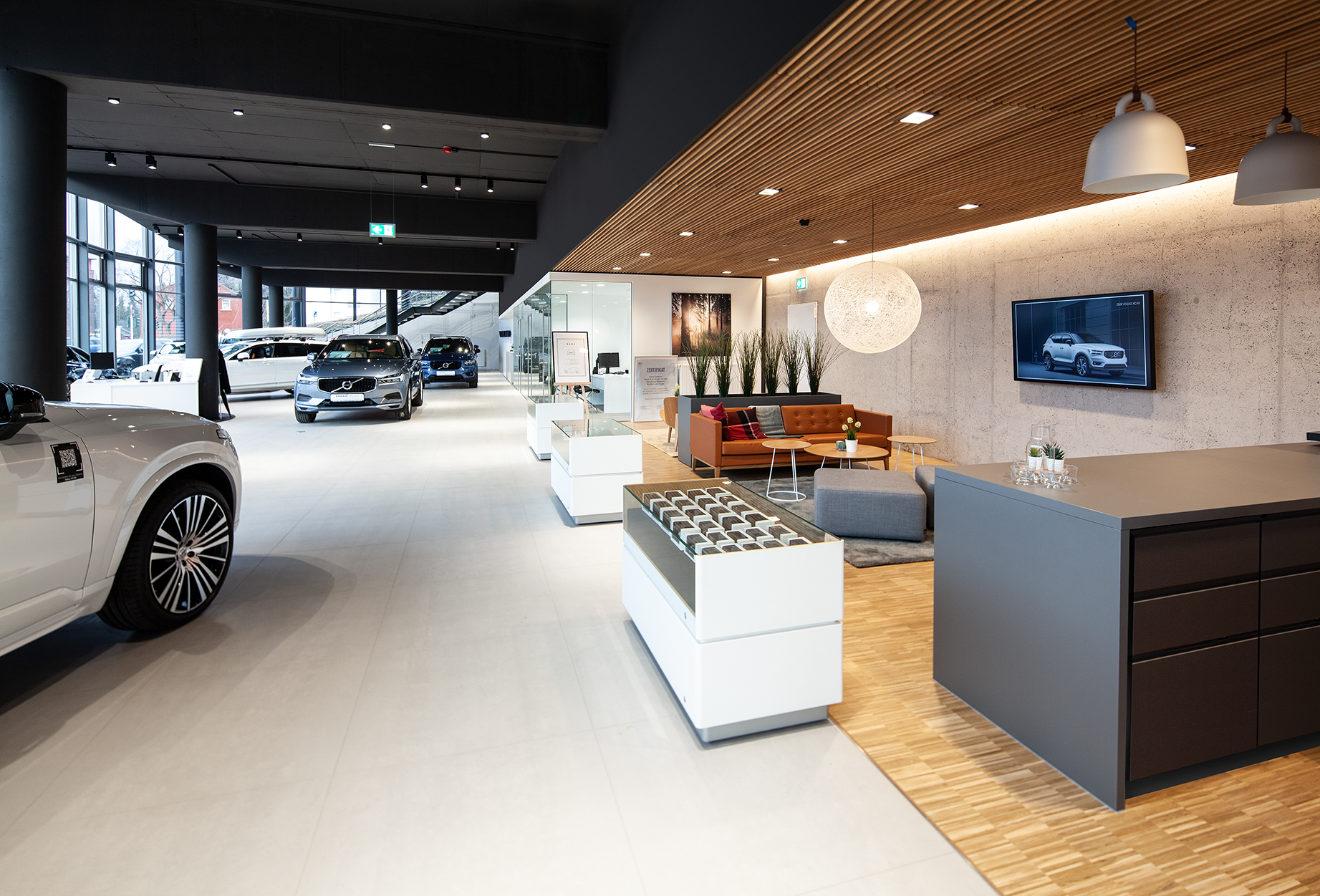 Ausstellungsbereich und Kundenlounge mit Holzdecke im VOLVO Center Rhein Ruhr
